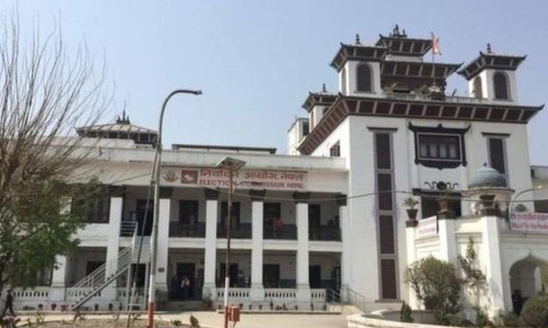 केपी अाेलीसहित पाँच राष्ट्रिय दैनिकलाई आयोगद्वारा स्पष्टीकरण माग